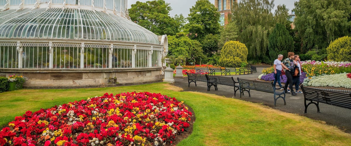 Belfast Botanic Gardens which includes flowers and a garden