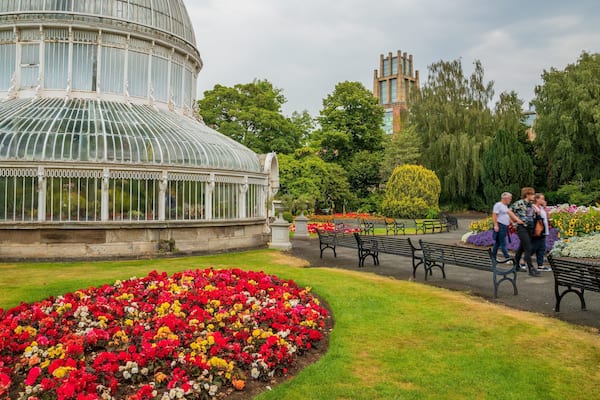 Belfast Botanic Gardens which includes flowers and a garden