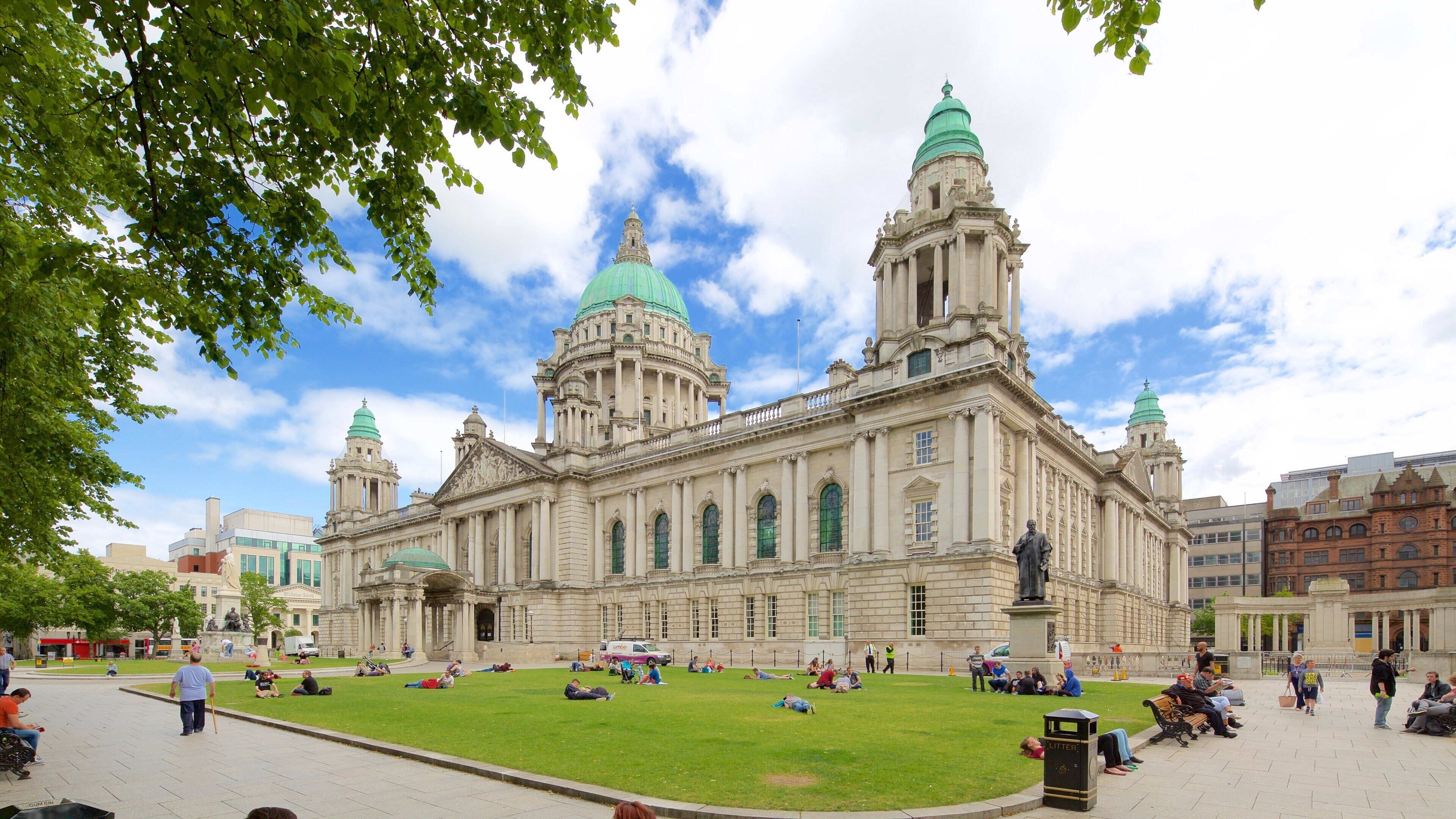 Belfast City Hall which includes heritage architecture, a garden and chateau or palace