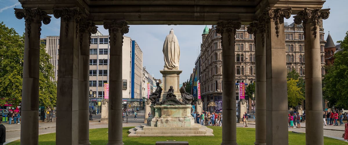 Belfast City Hall showing a statue or sculpture