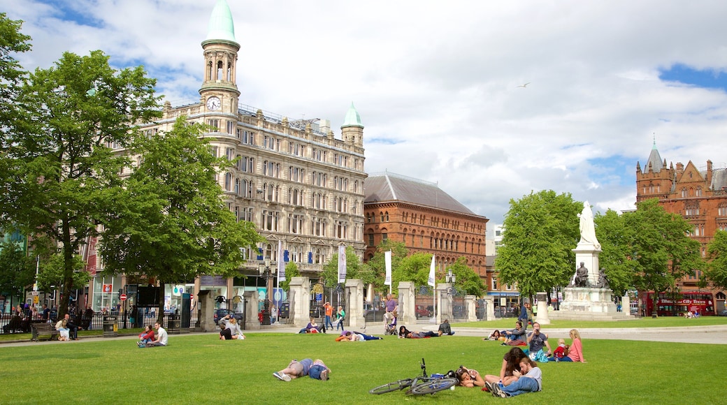 Belfast City Hall which includes chateau or palace, a garden and heritage elements