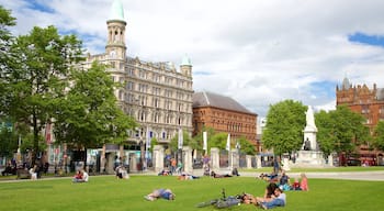 Belfast City Hall which includes chateau or palace, a garden and heritage elements