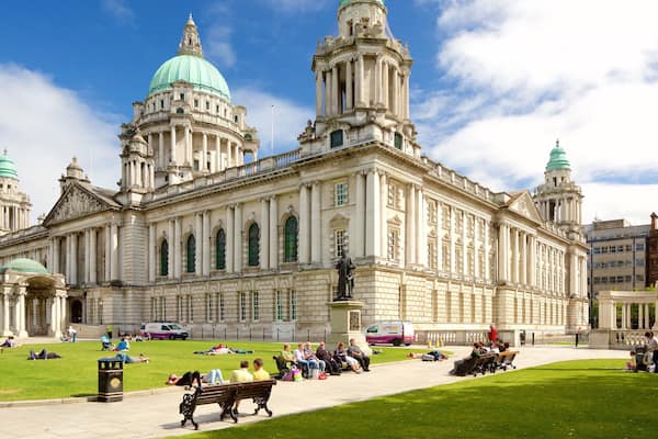 Belfast City Hall montrant patrimoine historique, chĂąteau et parc
