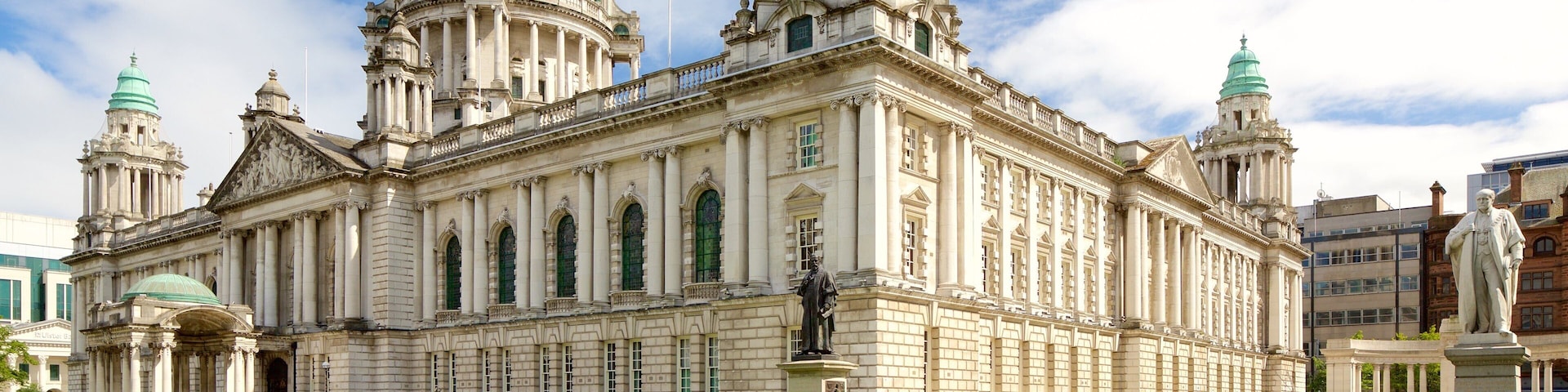 Prefeitura de Belfast mostrando elementos de patrimônio, um parque e um castelo