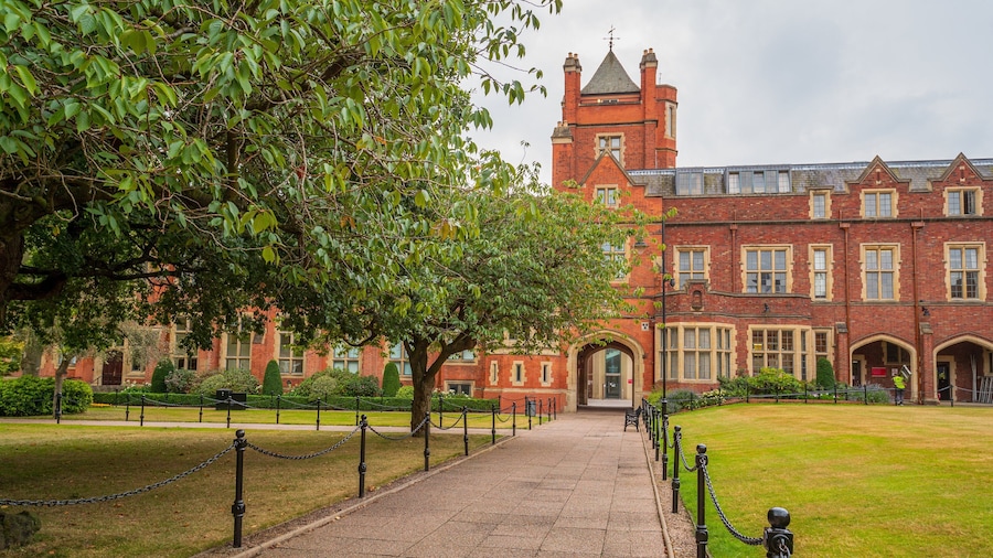 Queen\'s University of Belfast featuring heritage architecture