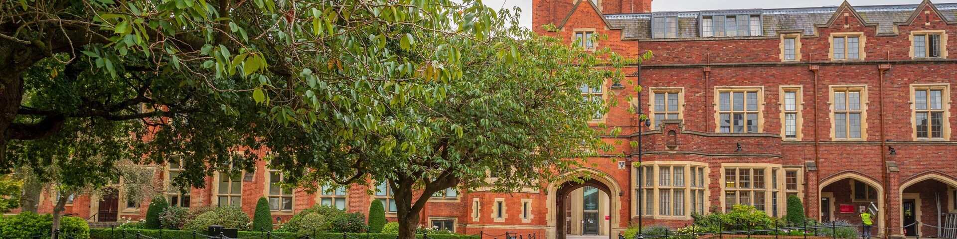 Queen\'s University of Belfast featuring heritage architecture