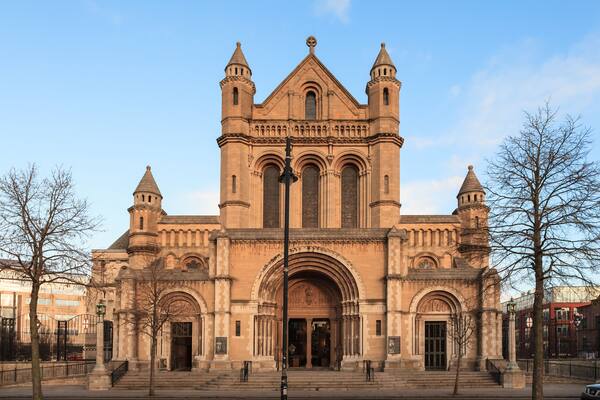 Eine große, historische Kirche mit einem markanten Bogenportal und zwei Türmen.