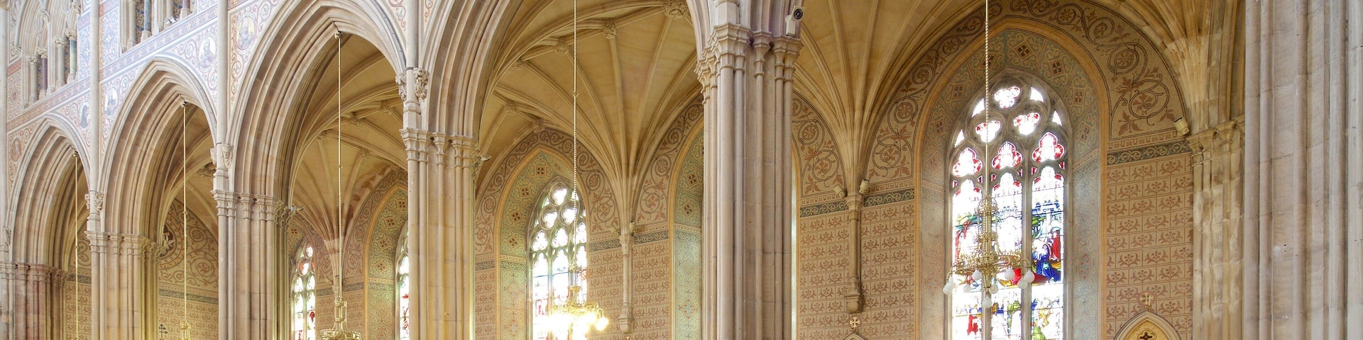 St. Patrick\'s Cathedral que inclui elementos religiosos, vistas internas e elementos de patrimônio