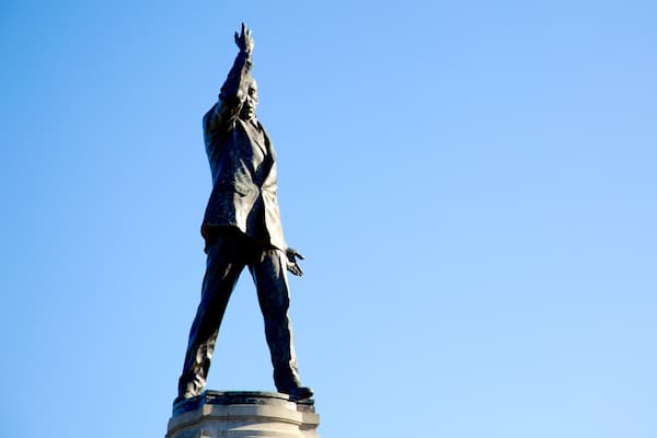 Stormont Parliament Buildings mettant en vedette statue ou sculpture et monument