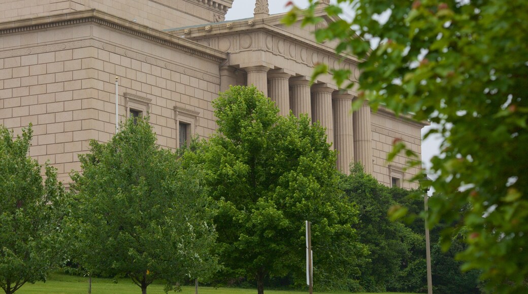 George Washington Masonic National Memorial which includes a garden, heritage architecture and a memorial