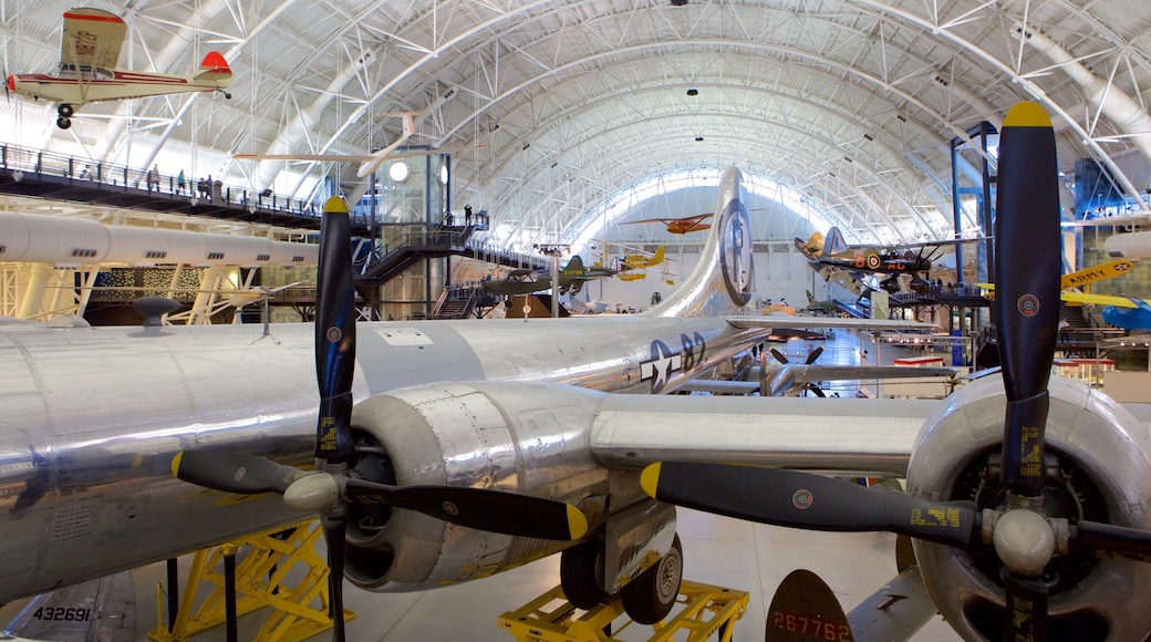 National Air and Space Museum Steven F. Udvar-Hazy Center que inclui vistas internas e aeronave