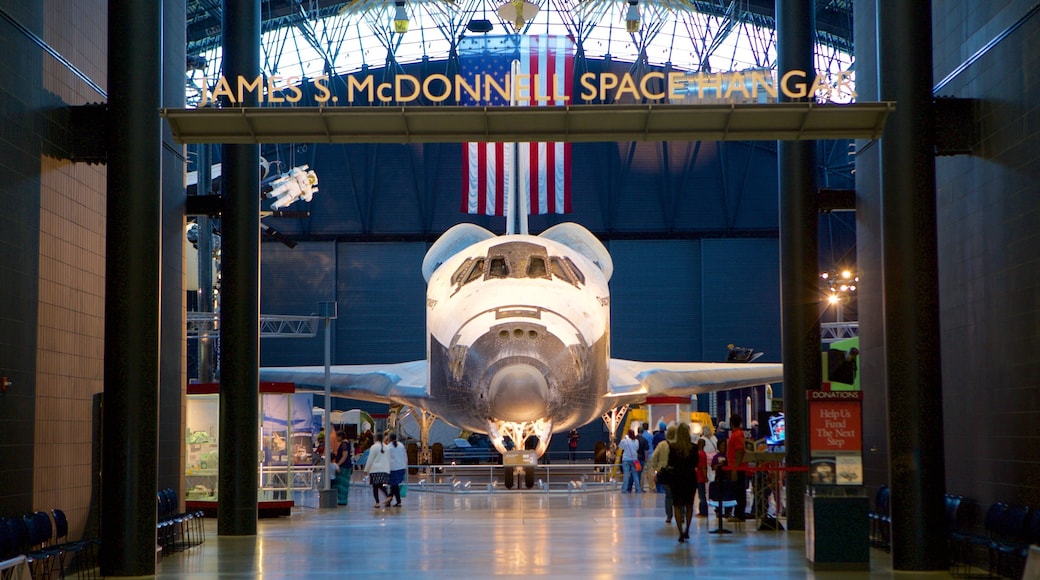 National Air and Space Museum Steven F. Udvar-Hazy Center mostrando sinalização, aeronave e vistas internas
