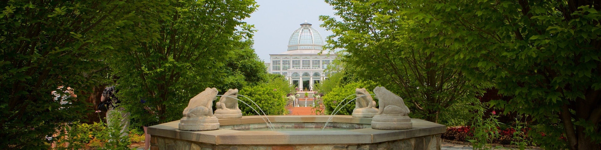 Lewis Ginter Botanical Garden que inclui um parque e uma fonte