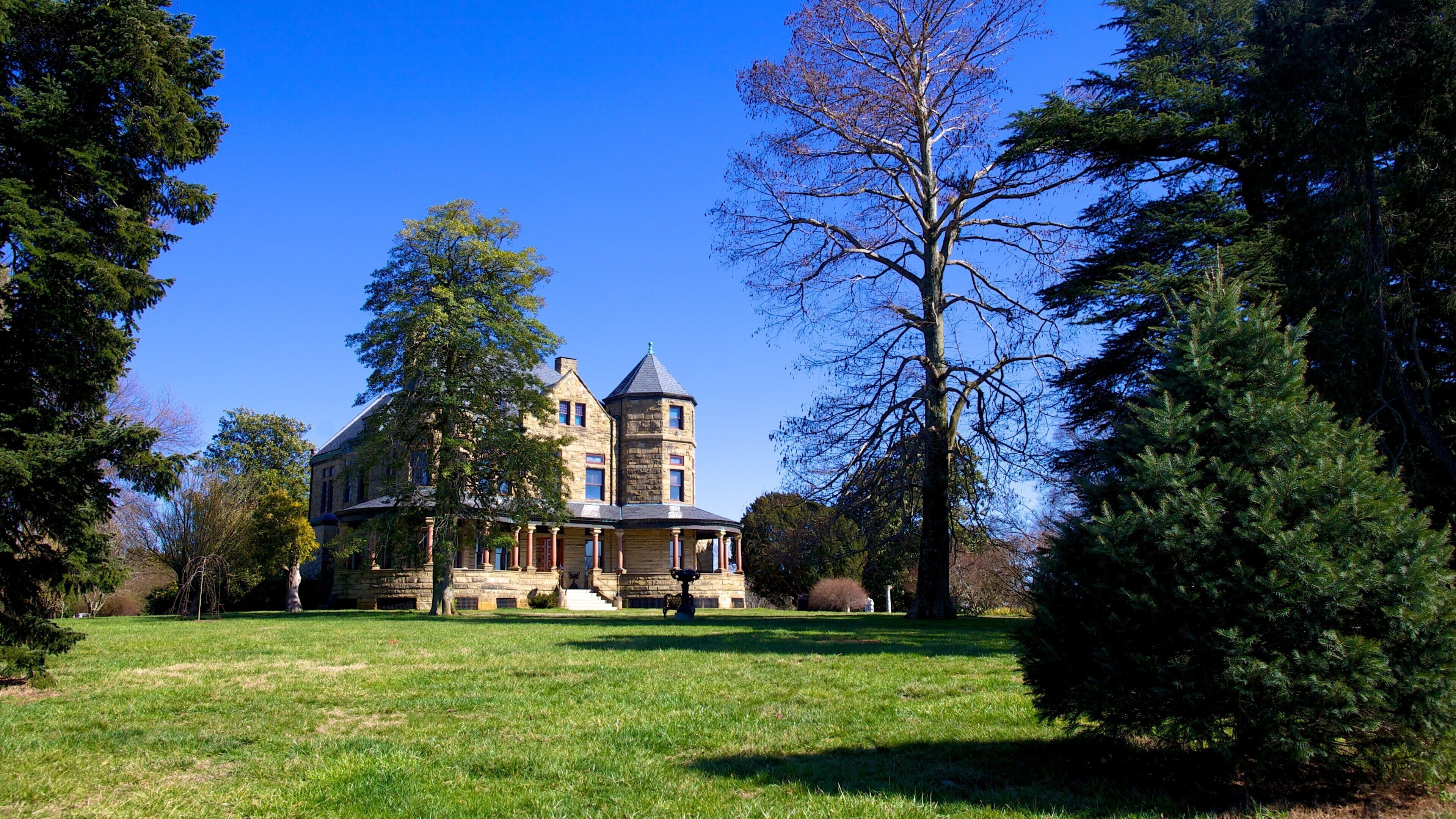 Maymont Park mostrando giardino, casa e architettura d\'epoca