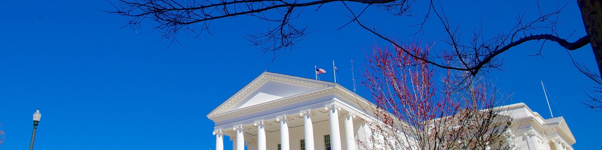 Capitólio Estadual da Virgínia mostrando uma cidade e arquitetura de patrimônio