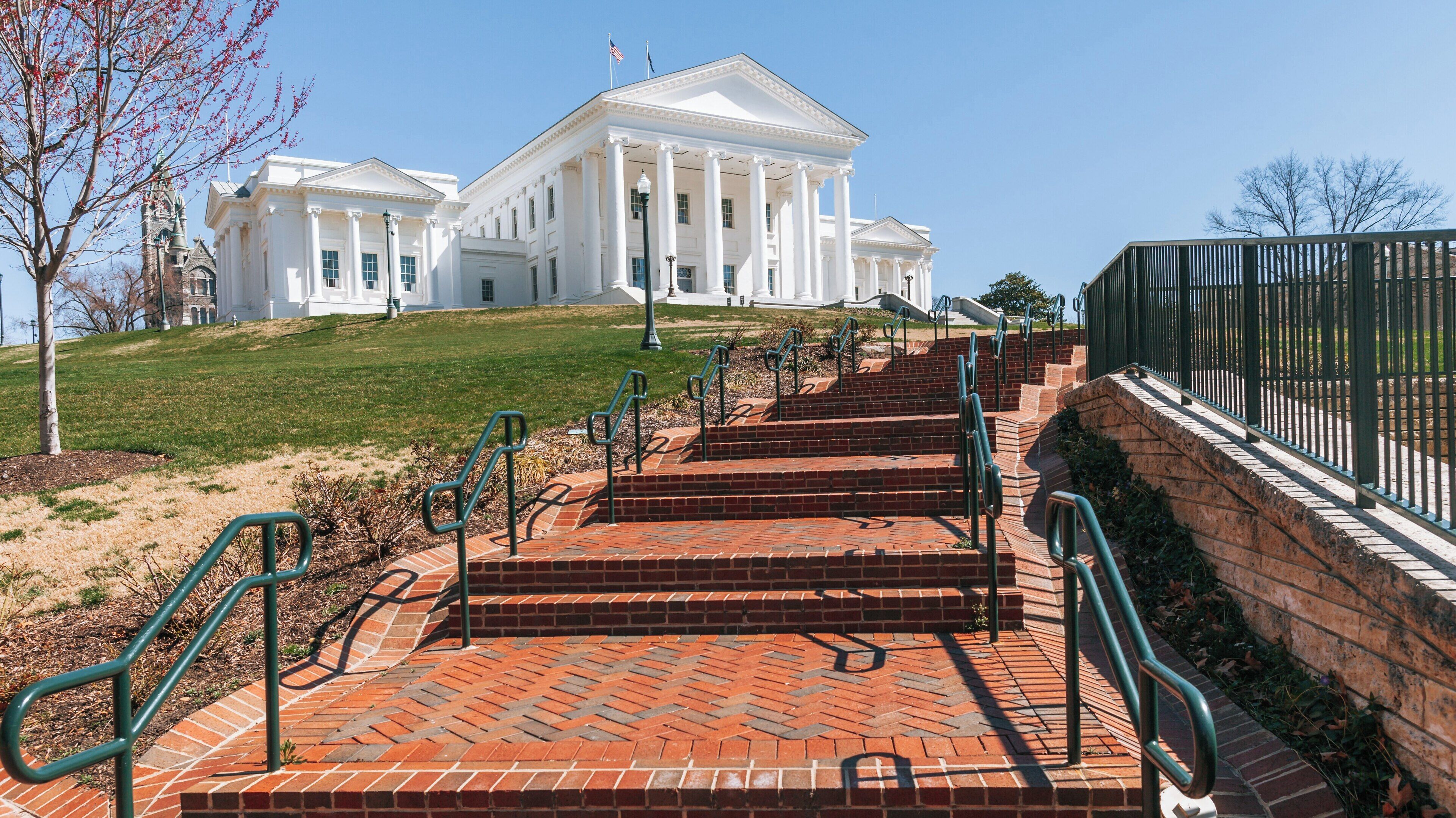 Virginia State Capitol stands majestically in Downtown Richmond, showcasing classic architecture against a clear blue sky