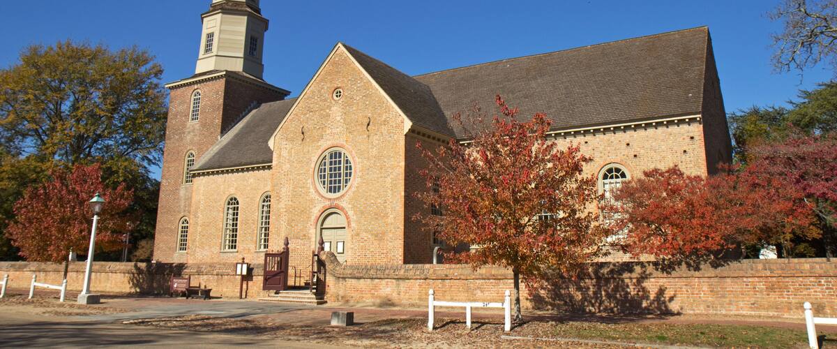 D7MC6M Bruton Parish Church in Colonial Williamsburg, Virginia, against a bright blue sky