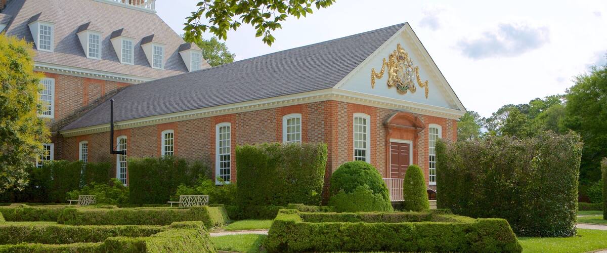 Governor\'s Palace featuring an administrative buidling, a park and heritage elements