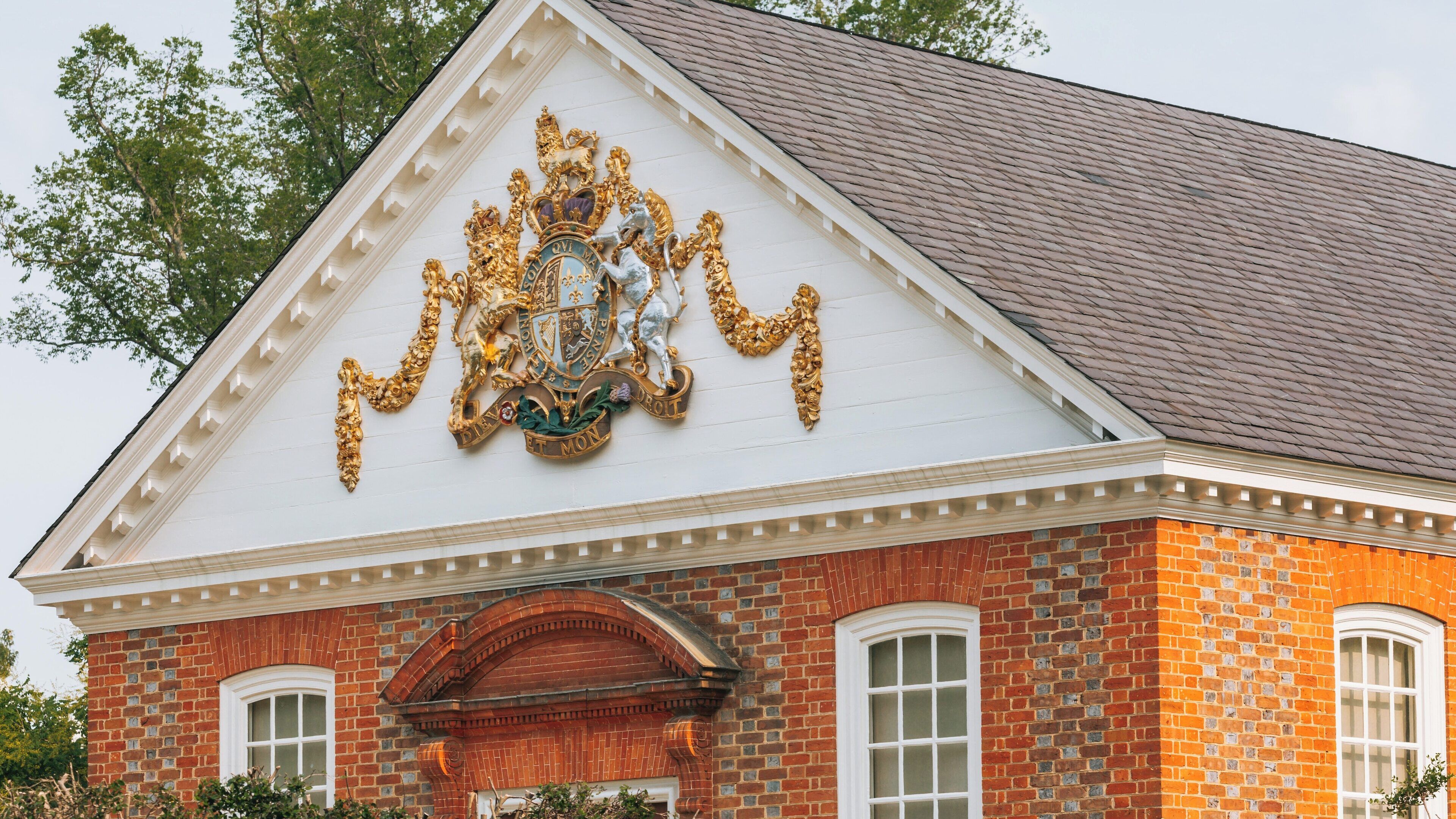 Governor's Palace showcases colonial architecture in Williamsburg, Virginia, reflecting historical significance and colonial heritage