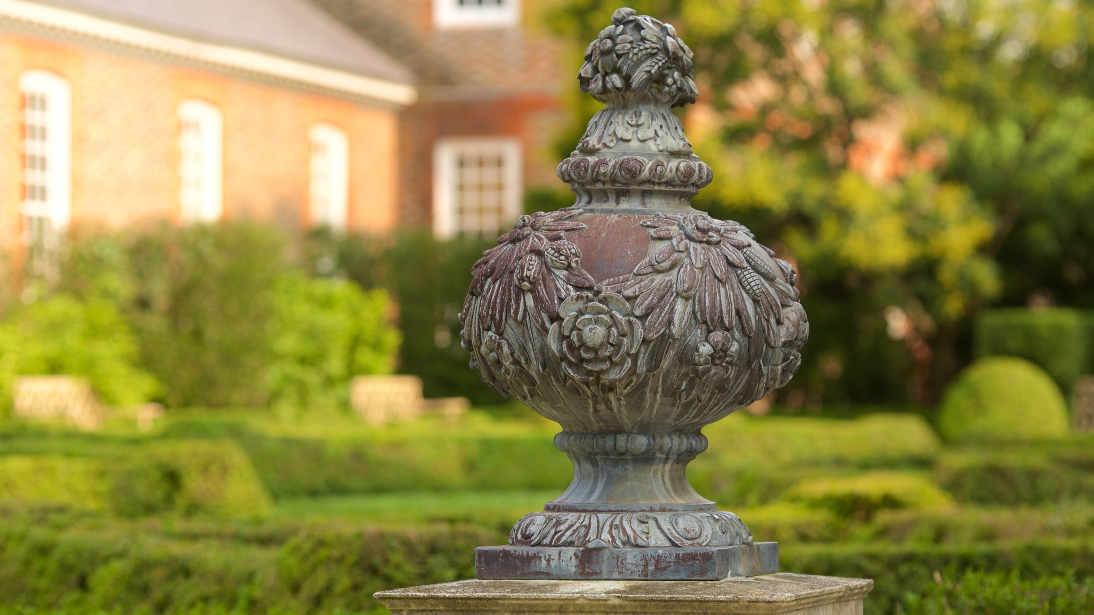 Gouverneurspaleis bevat een overheidsgebouw, een tuin en een monument
