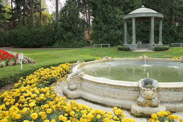 Manito Park showing a fountain and a park
