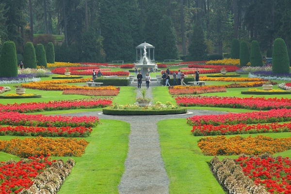 Manito Park which includes a garden and a fountain