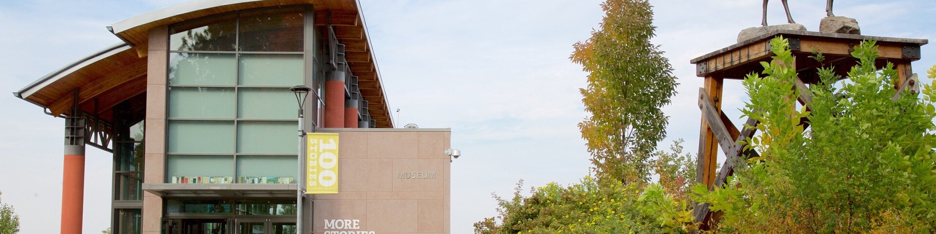 Northwest Museum of Arts & Culture mostrando arquitetura moderna e uma estátua ou escultura