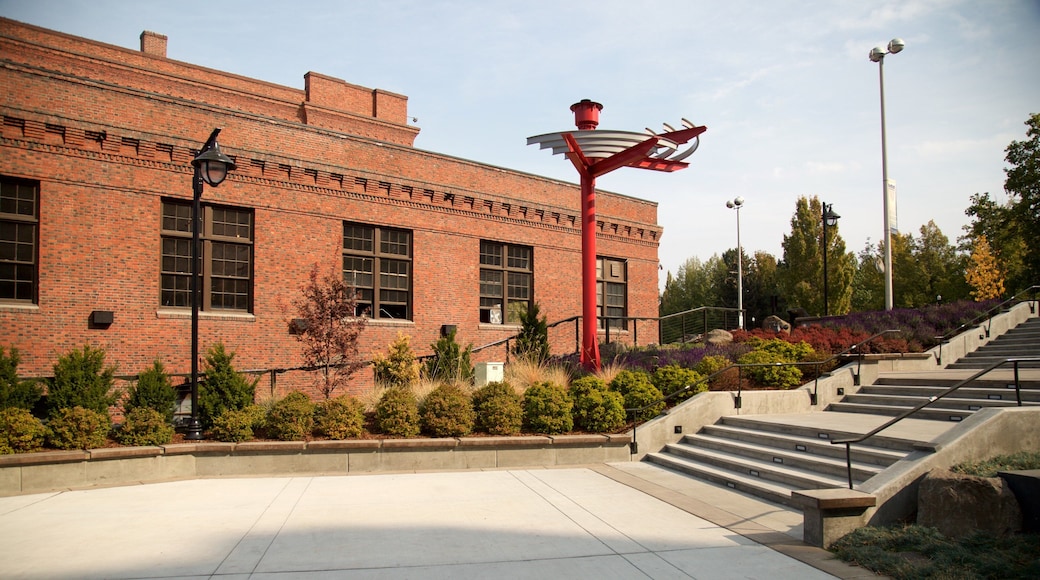 Riverfront Park mettant en vedette patrimoine architectural et jardin