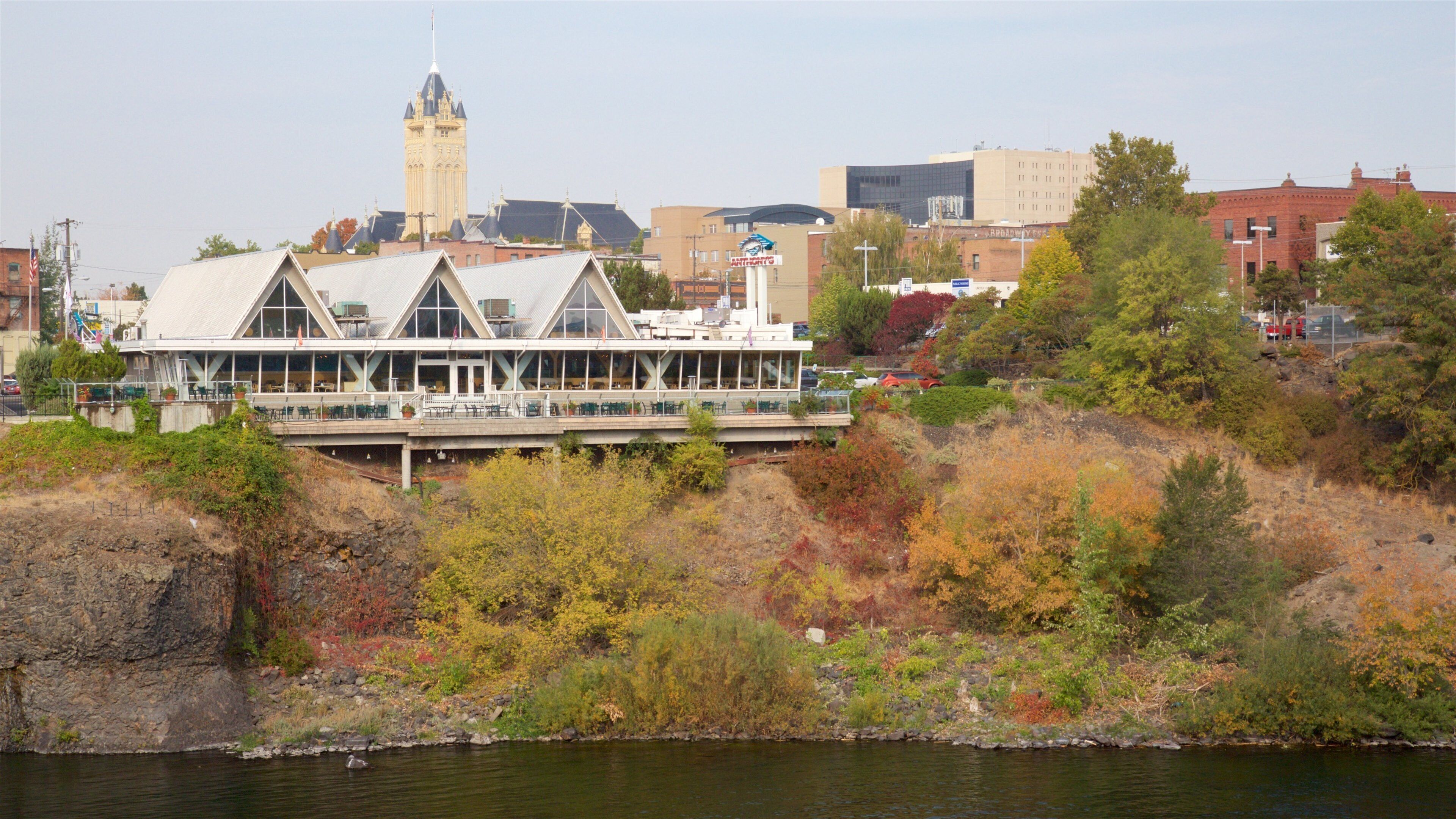 Riverfront Park og byder på efterårsfarver, en flod eller et vandløb og en by