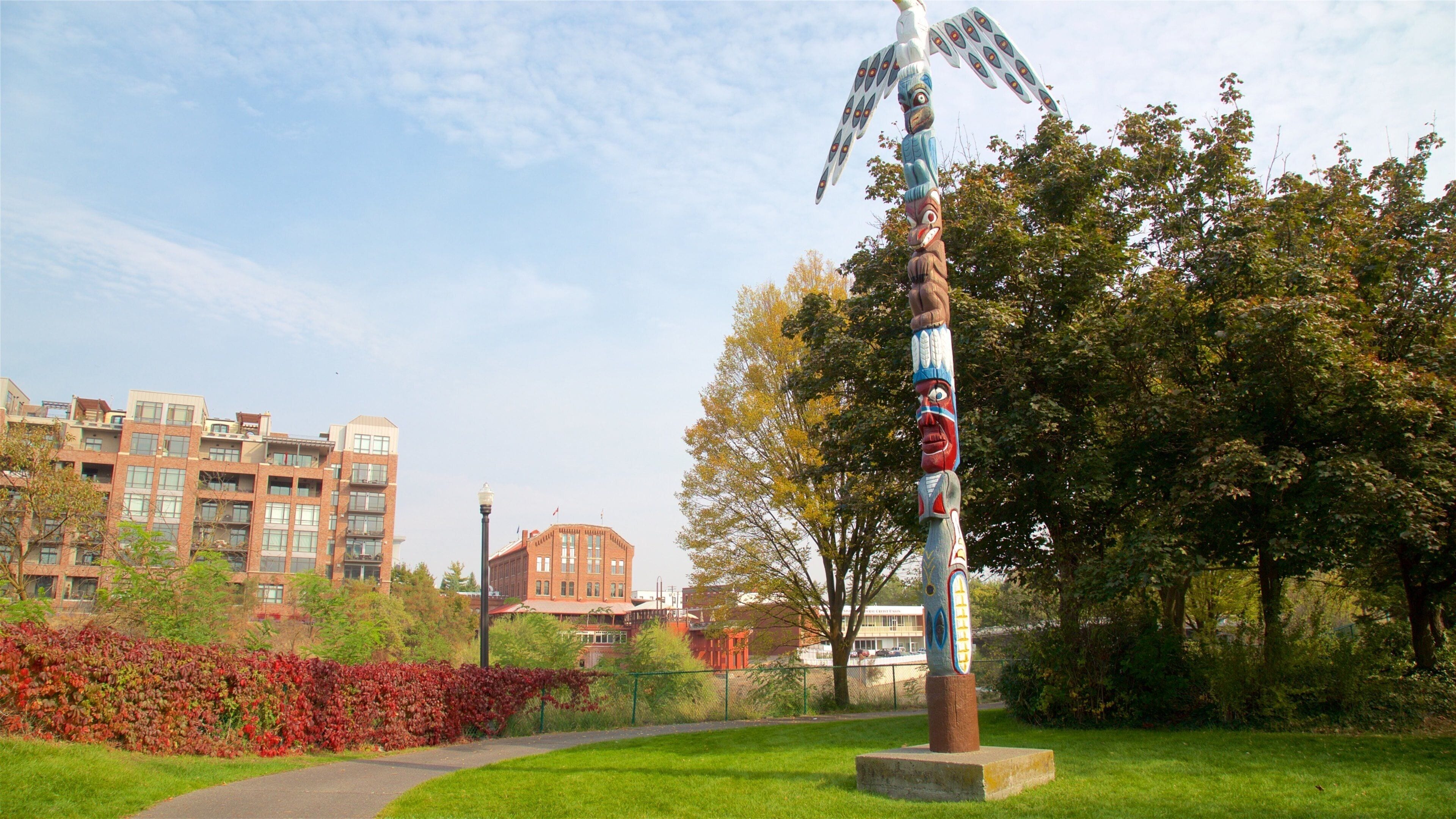 Riverfront Park som viser en have og udendørs kunst