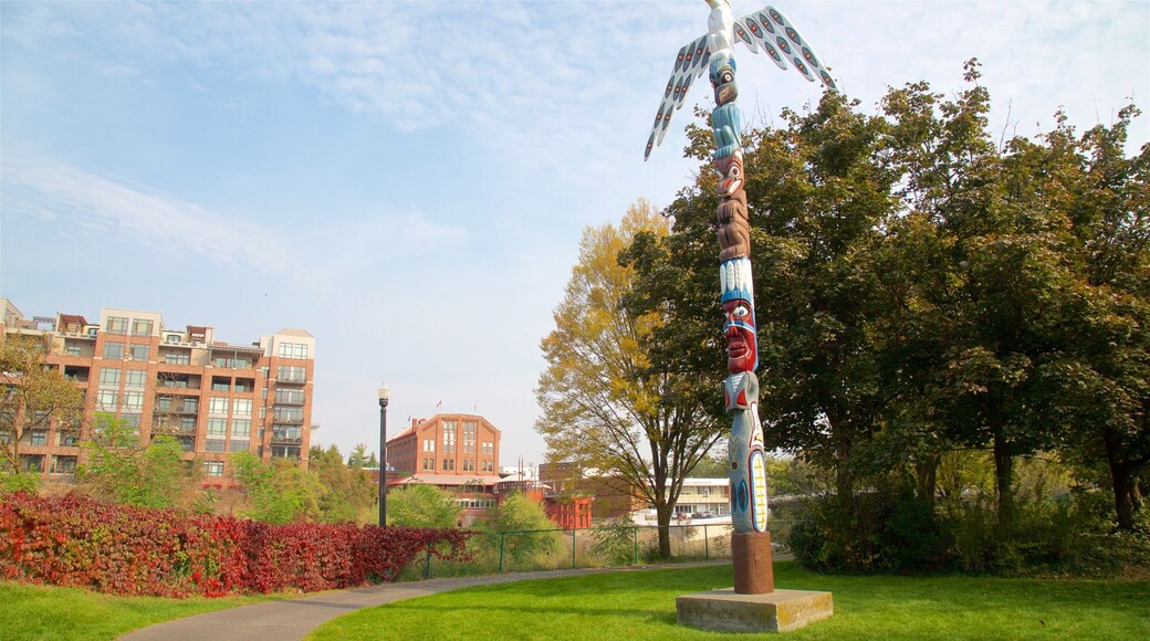 Riverfront Park som viser en have og udendørs kunst