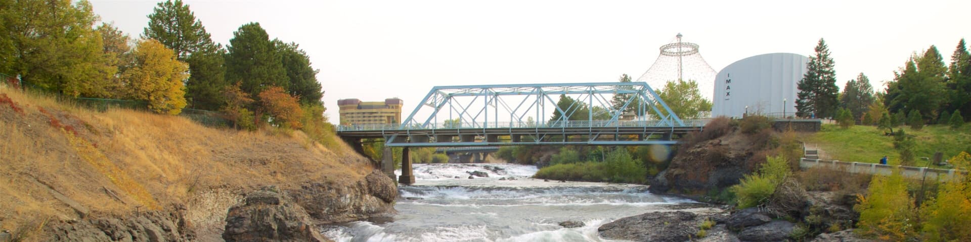 Riverfront Park mostrando rápidos