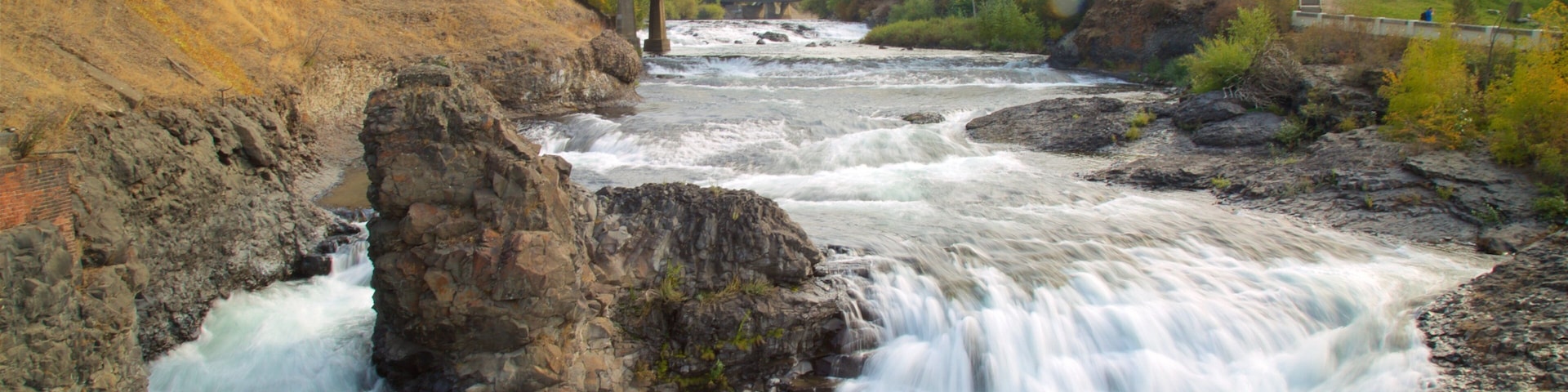 Parque de Riverfront mostrando córrego