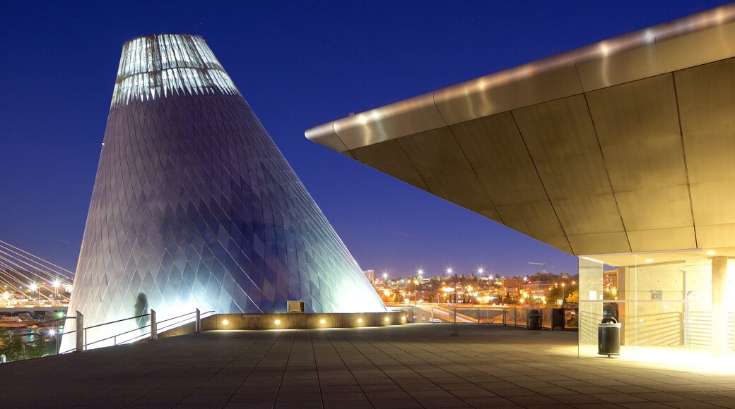 Museum of Glass que inclui cenas noturnas, uma cidade e arquitetura moderna