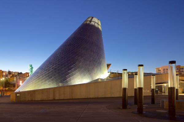 Museum of Glass montrant scĂšnes de nuit et architecture moderne