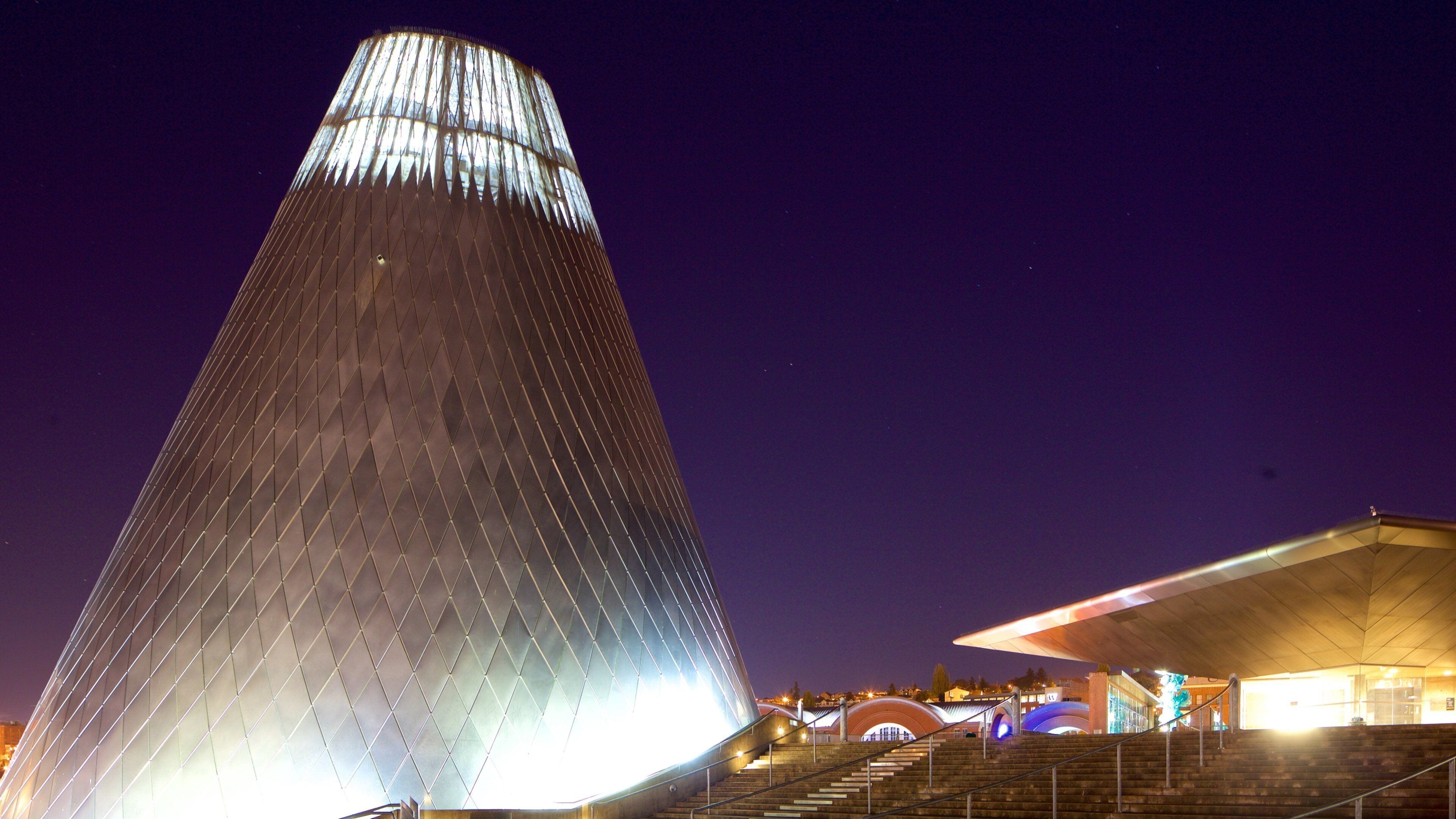 유리박물관 을 보여주는 현대적 건축 과 야경