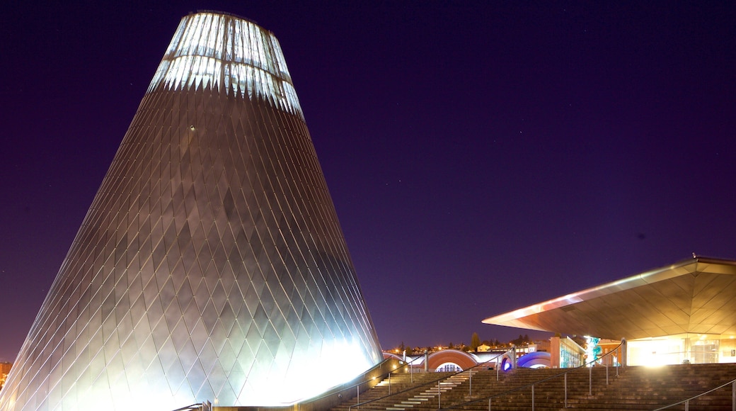 유리박물관 을 보여주는 현대적 건축 과 야경