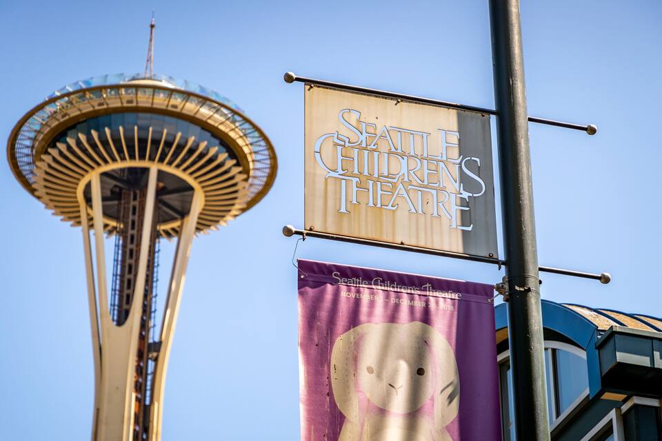 El rètol del Teatre Infantil de Seattle i l'agulla espacial Space Needle.