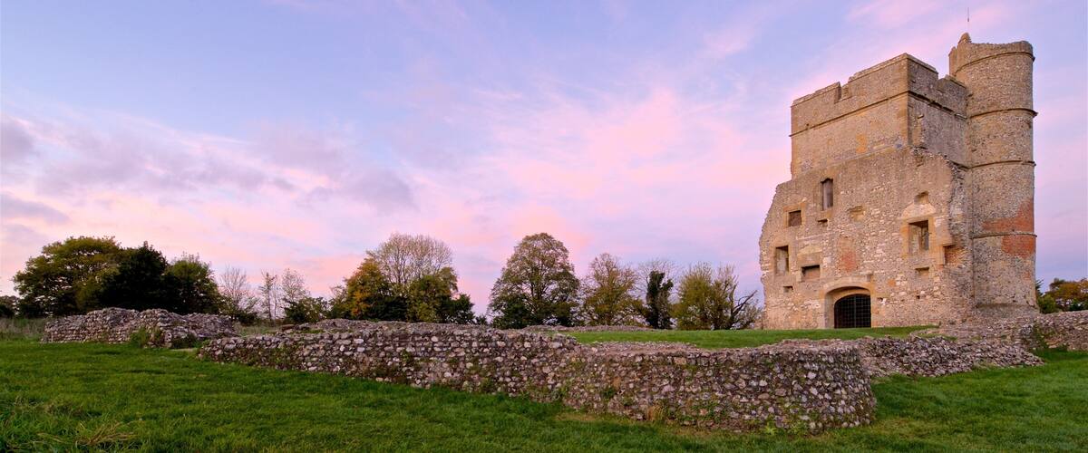 Donnington Castle som inkluderar ruiner, historisk arkitektur och en solnedgång