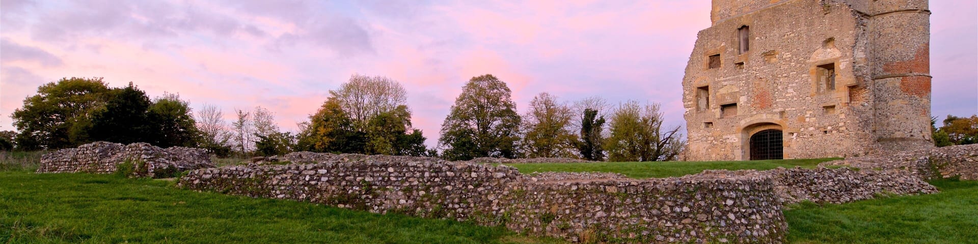 Donnington Slot som viser historiske bygningsværker, en solnedgang og bygningsruiner
