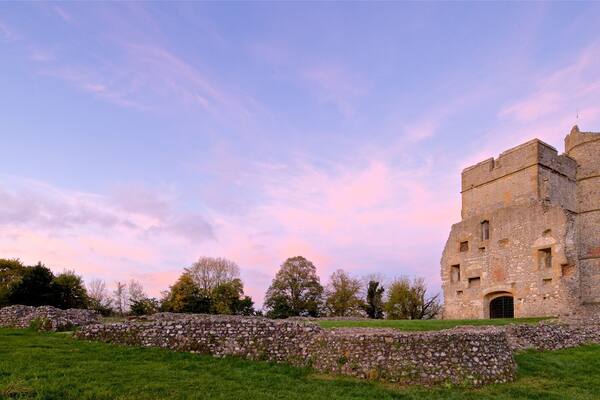 Donnington Slot som viser historiske bygningsværker, en solnedgang og bygningsruiner