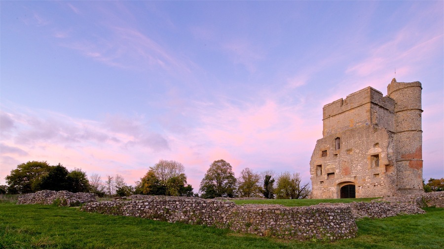 Donnington Castle showing a ruin, heritage architecture and a sunset