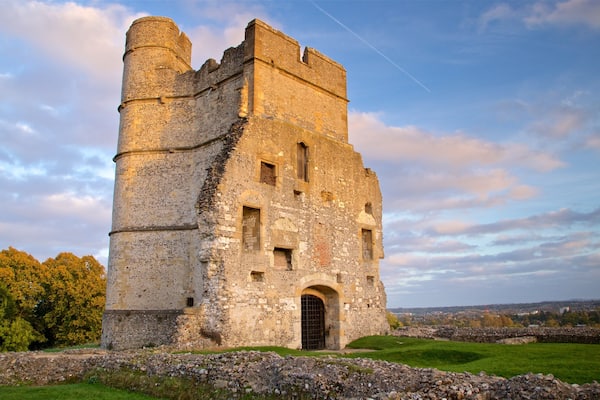 Donnington Castle ofreciendo un atardecer, arquitectura patrimonial y una ruina