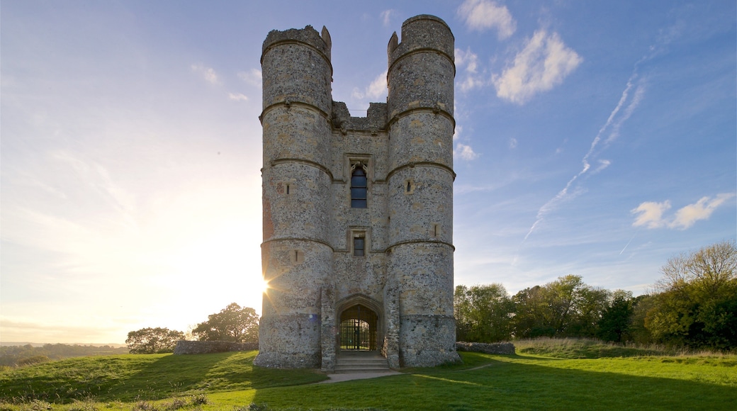 Donnington Castle mostrando um pôr do sol, uma ruína e paisagem