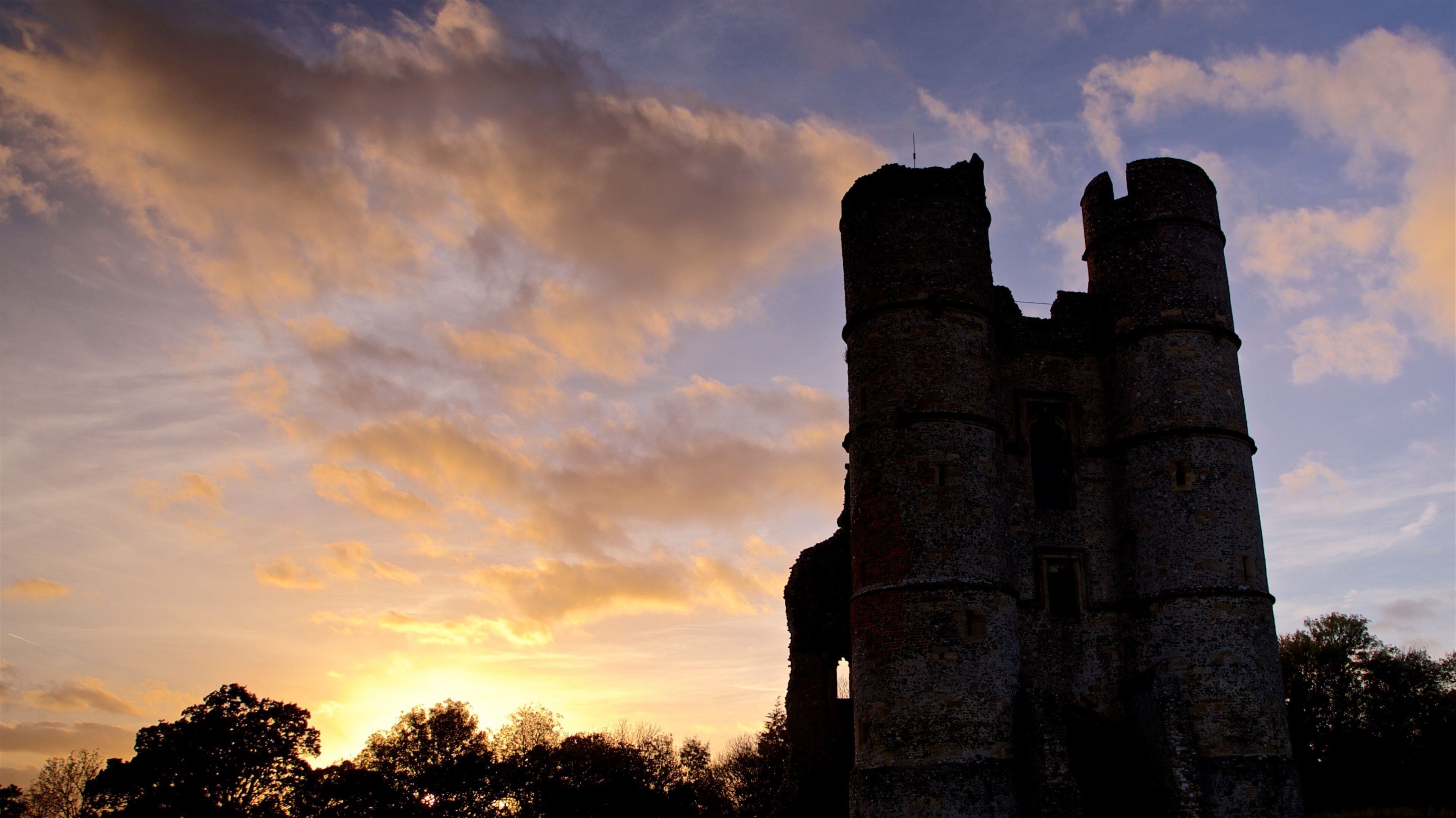 Donnington Castle som inkluderer historisk arkitektur og solnedgang