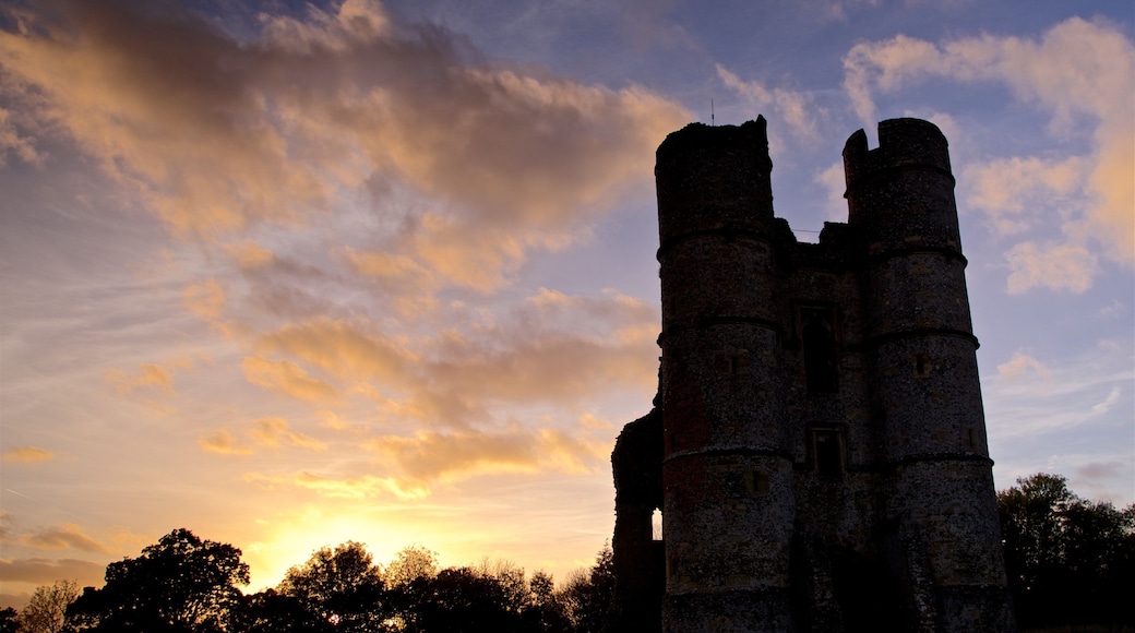 Donnington Castle som inkluderer historisk arkitektur og solnedgang