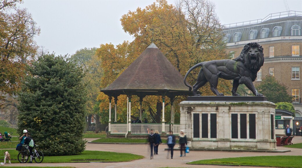 Forbury Gardens montrant statue ou sculpture et jardin aussi bien que petit groupe de personnes