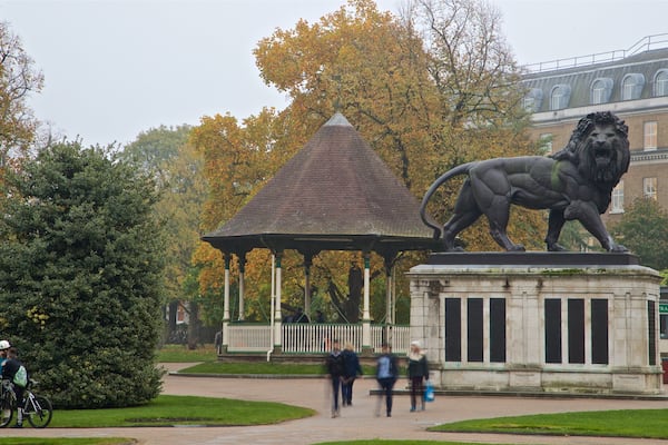 Forbury Gardens featuring puisto ja patsas tai veistos sekÀ pieni ryhmÀ ihmisiÀ