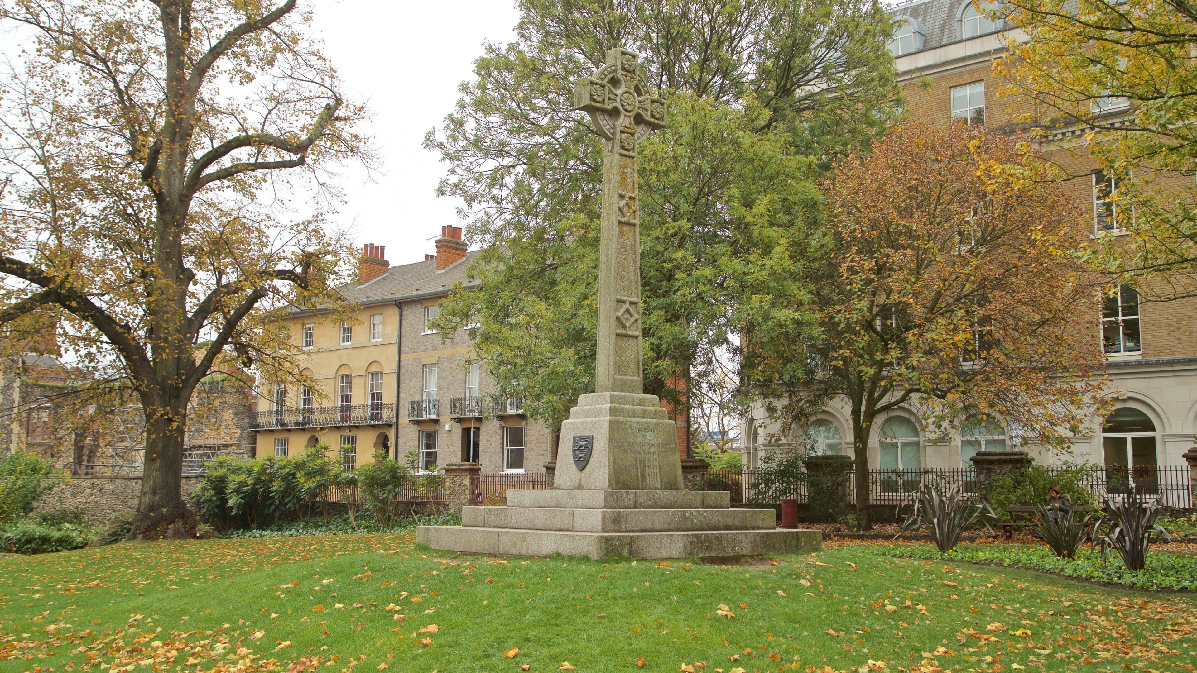 Forbury Gardens montrant feuilles d\'automne, patrimoine historique et jardin