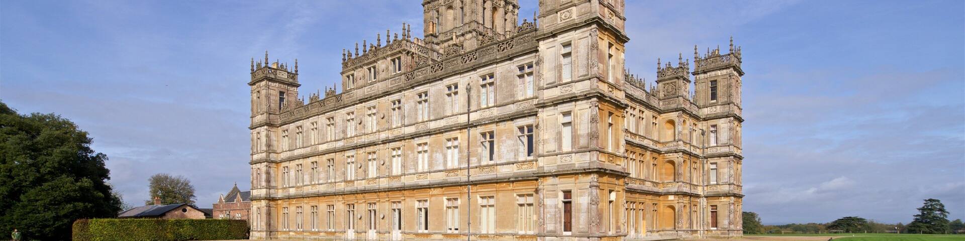 Highclere Castle welches beinhaltet historische Architektur und Landschaften